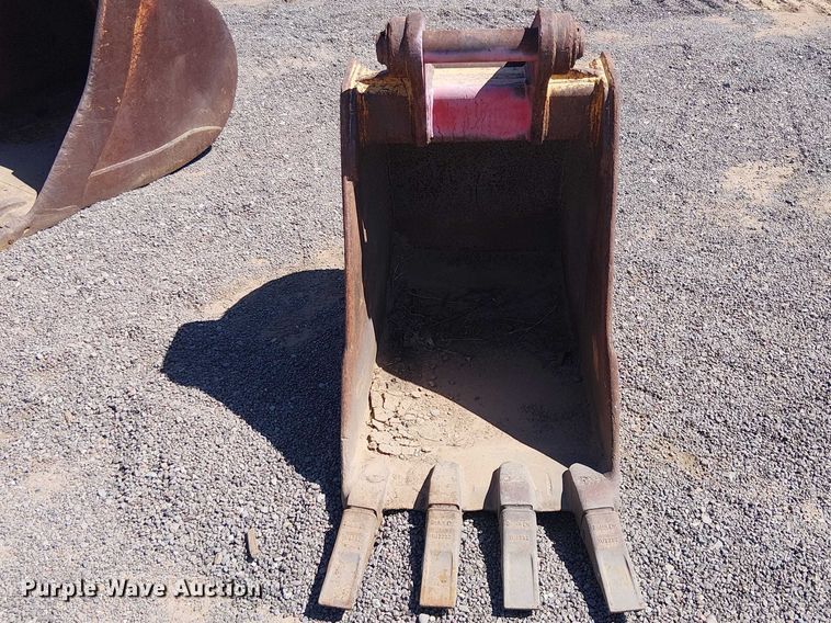 image for item EE5275 710G backhoe bucket