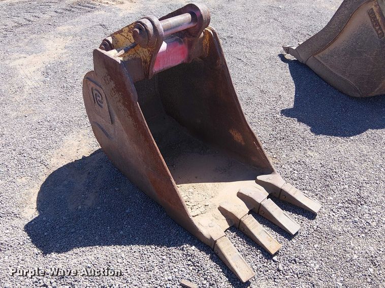 image for item EE5275 710G backhoe bucket