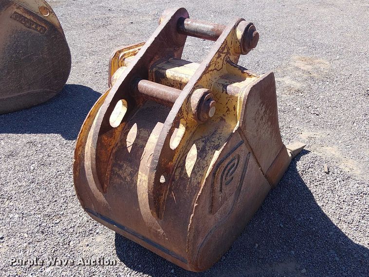 image for item EE5275 710G backhoe bucket