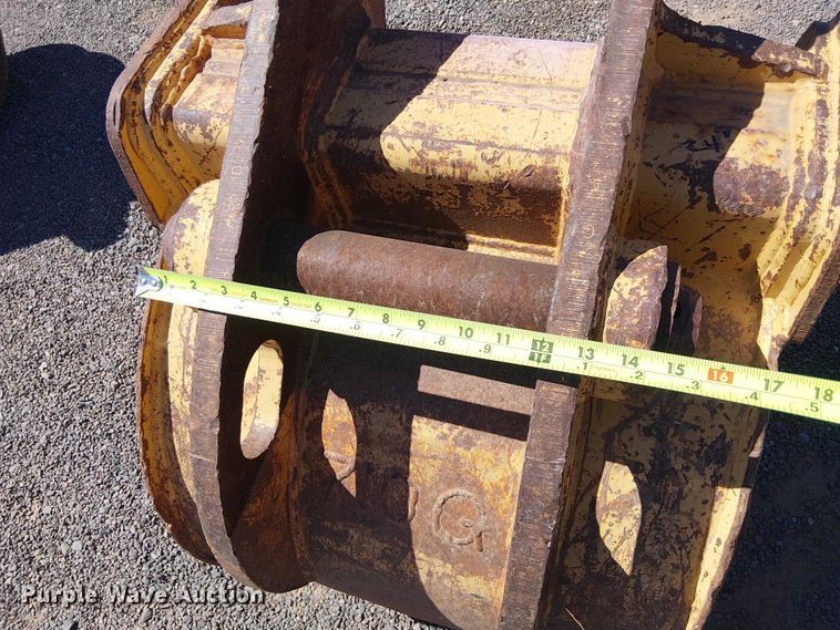 image for item EE5275 710G backhoe bucket