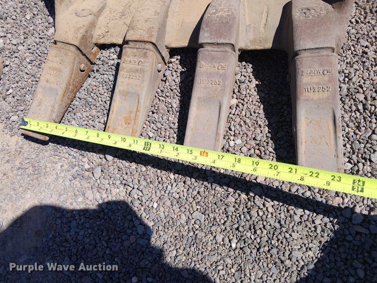 image for item EE5275 710G backhoe bucket