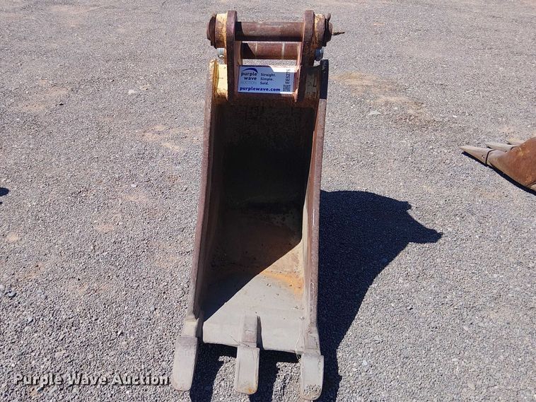 image for item EE5276 710 backhoe bucket
