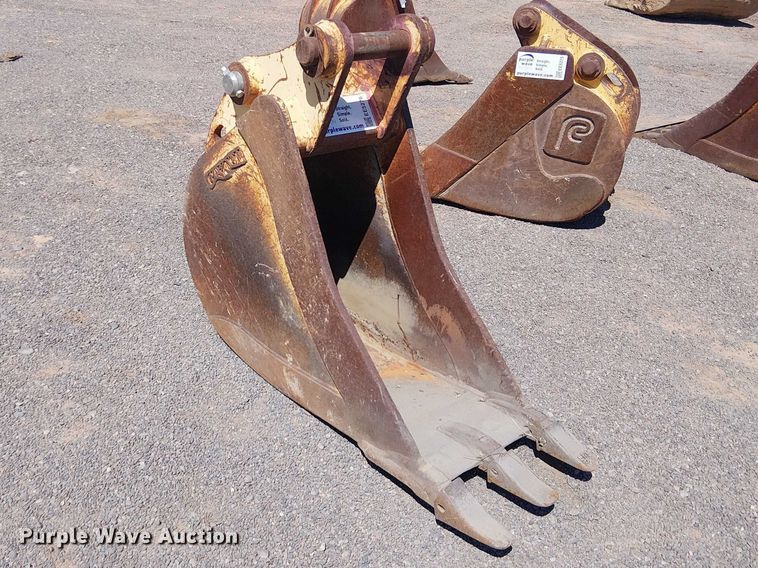 image for item EE5276 710 backhoe bucket