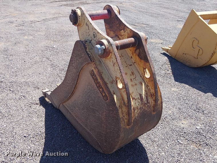 image for item EE5276 710 backhoe bucket
