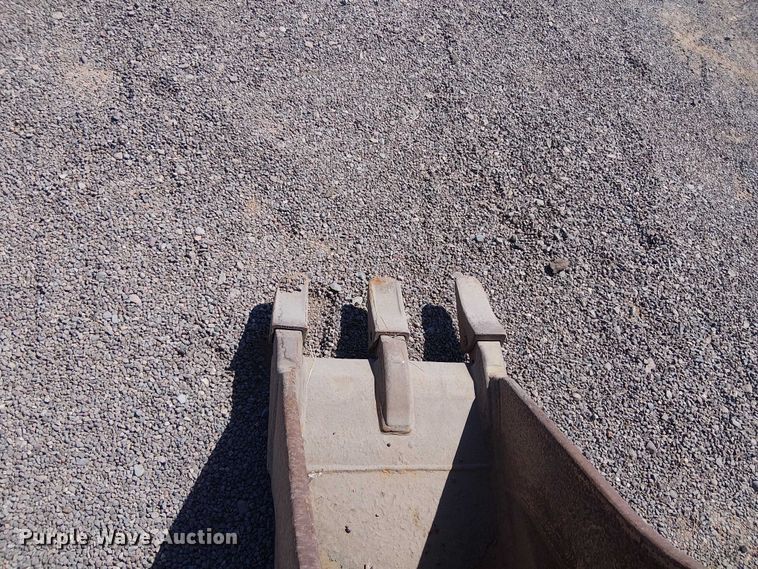 image for item EE5276 710 backhoe bucket