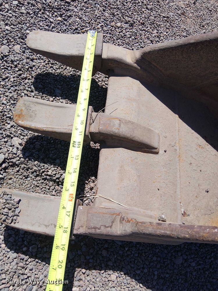 image for item EE5276 710 backhoe bucket