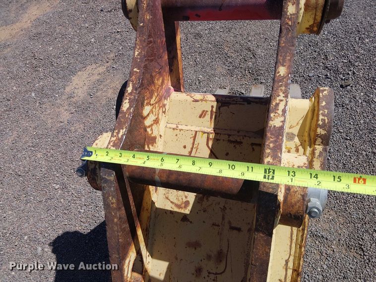 image for item EE5276 710 backhoe bucket