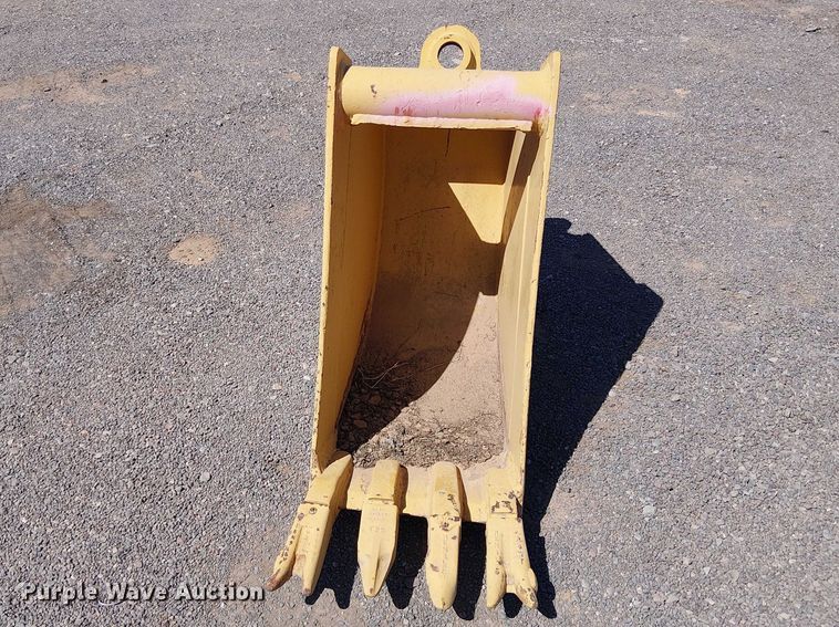 image for item EE5277 CP 710 backhoe bucket