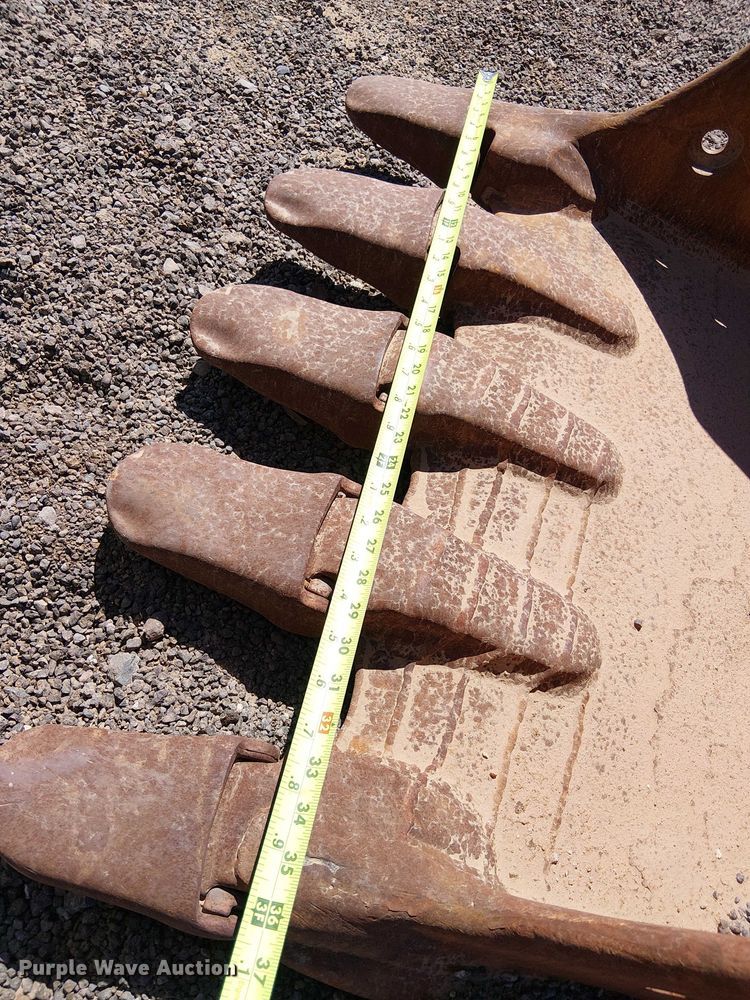 image for item EE5279 Caterpillar 320 excavator bucket