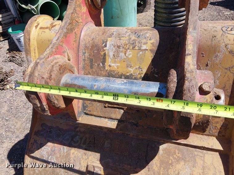 image for item EE5279 Caterpillar 320 excavator bucket