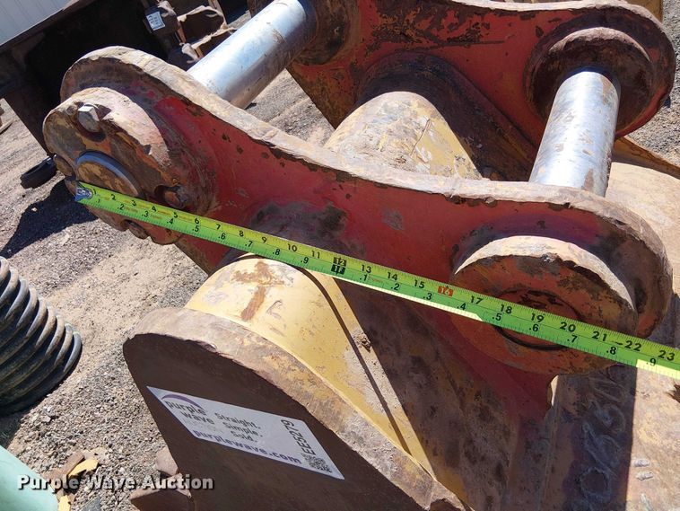 image for item EE5279 Caterpillar 320 excavator bucket