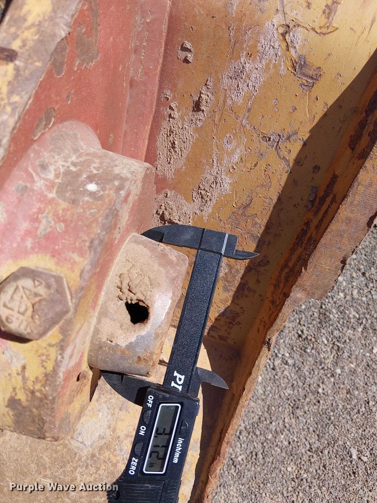 image for item EE5279 Caterpillar 320 excavator bucket