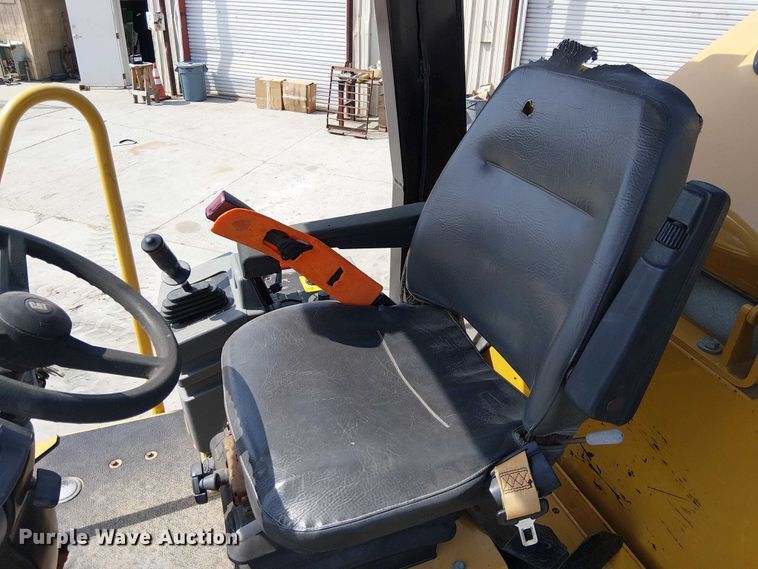 image for item EE5295 2011 Caterpillar CS-56 single drum vibratory roller