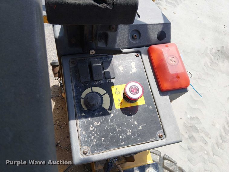 image for item EE5295 2011 Caterpillar CS-56 single drum vibratory roller