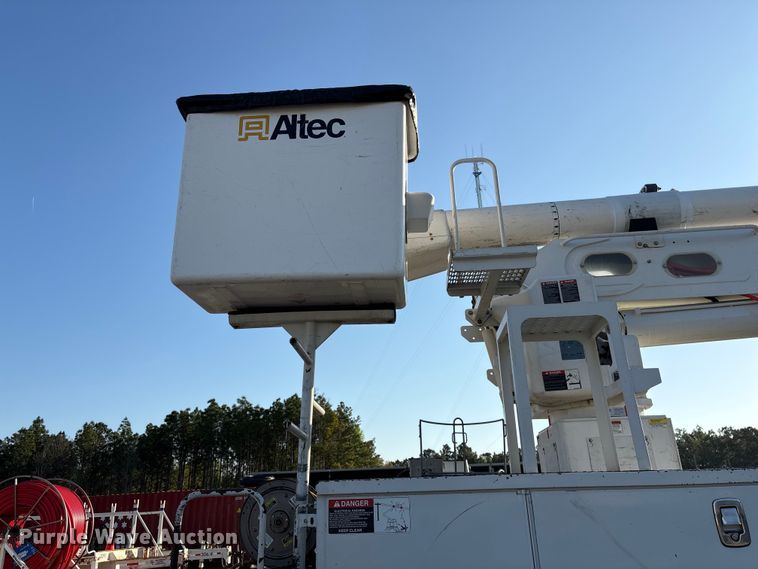 image for item EF1048 2015 Freightliner Business Class M2 bucket truck