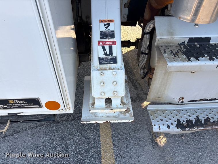 image for item EF1048 2015 Freightliner Business Class M2 bucket truck