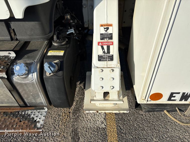 image for item EF1048 2015 Freightliner Business Class M2 bucket truck