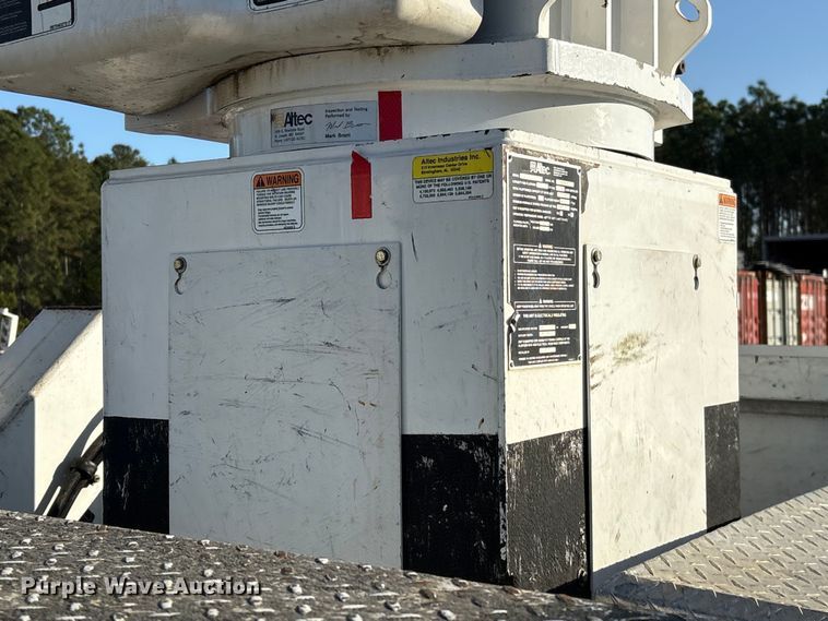 image for item EF1048 2015 Freightliner Business Class M2 bucket truck