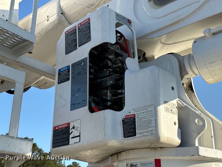 image for item EF1048 2015 Freightliner Business Class M2 bucket truck