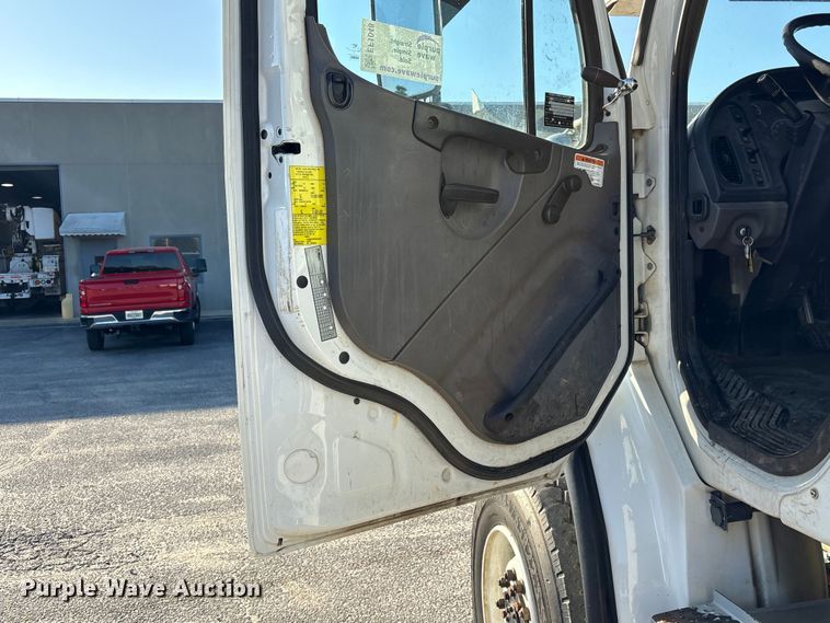 image for item EF1048 2015 Freightliner Business Class M2 bucket truck