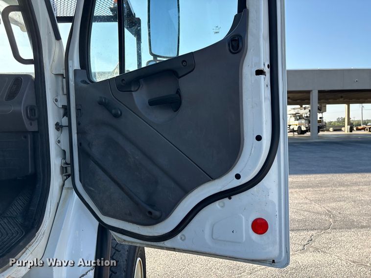 image for item EF1048 2015 Freightliner Business Class M2 bucket truck