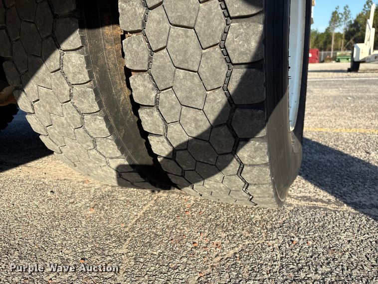 image for item EF1048 2015 Freightliner Business Class M2 bucket truck