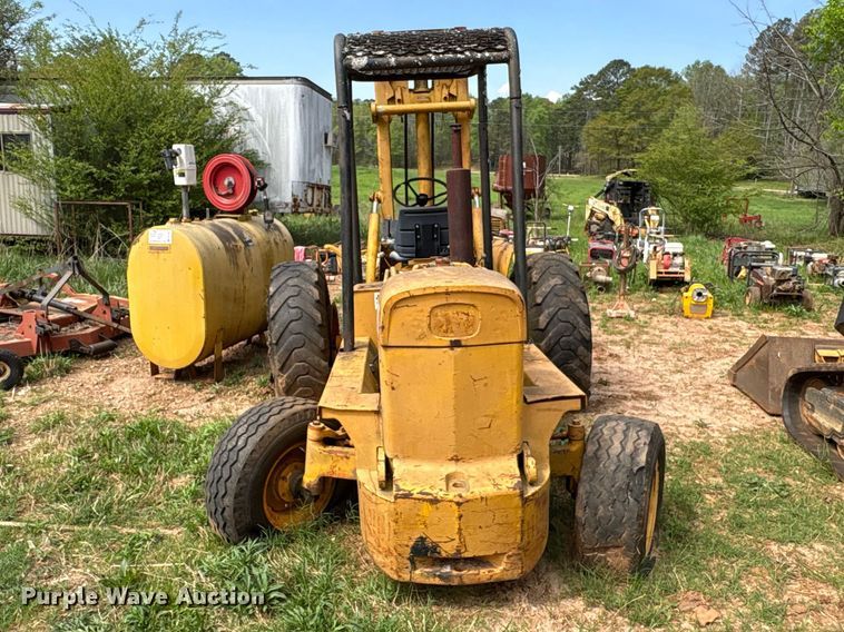 image for item EF1056 John Deere JD480 forklift