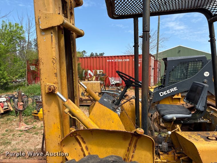 image for item EF1056 John Deere JD480 forklift