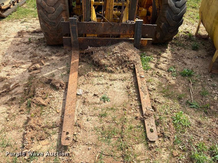 image for item EF1056 John Deere JD480 forklift