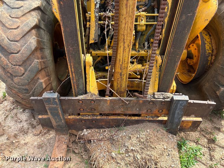 image for item EF1056 John Deere JD480 forklift
