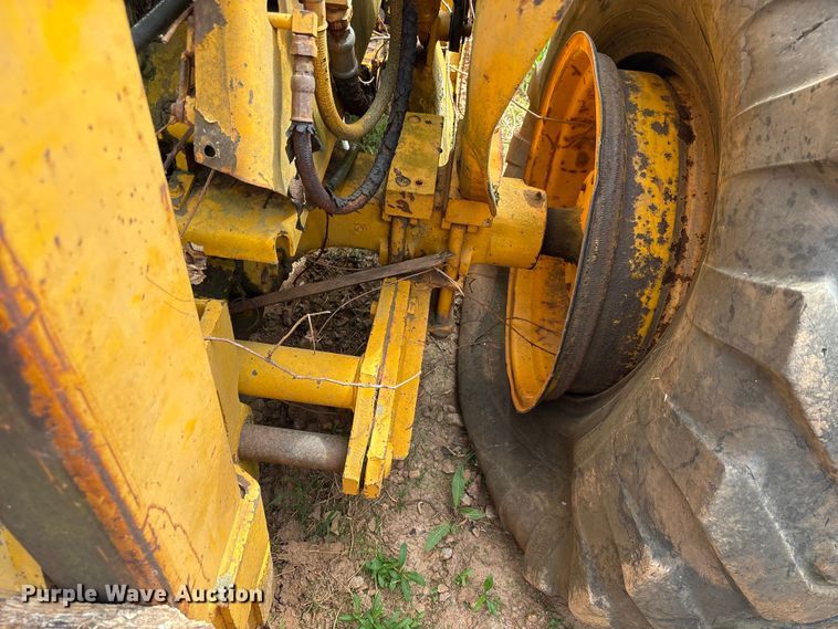 image for item EF1056 John Deere JD480 forklift