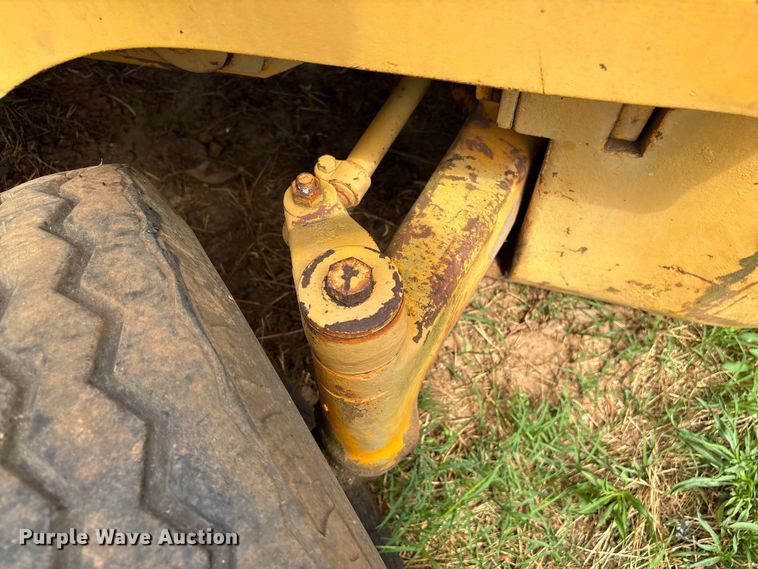 image for item EF1056 John Deere JD480 forklift
