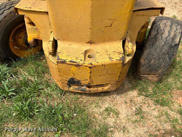 image for item EF1056 John Deere JD480 forklift