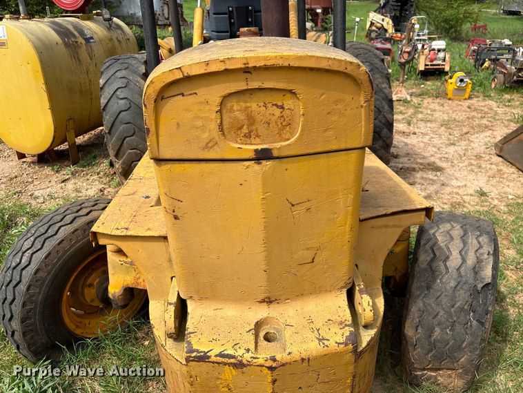 image for item EF1056 John Deere JD480 forklift