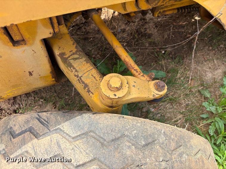 image for item EF1056 John Deere JD480 forklift