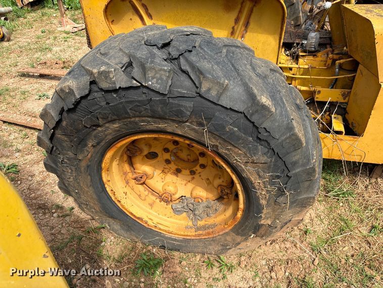 image for item EF1056 John Deere JD480 forklift