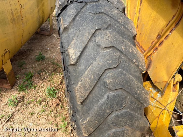 image for item EF1056 John Deere JD480 forklift