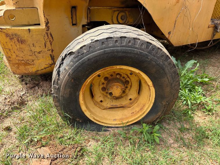 image for item EF1056 John Deere JD480 forklift