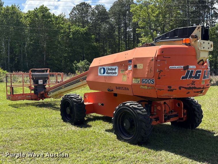 image for item EF1076 2011 JLG 600S boom lift