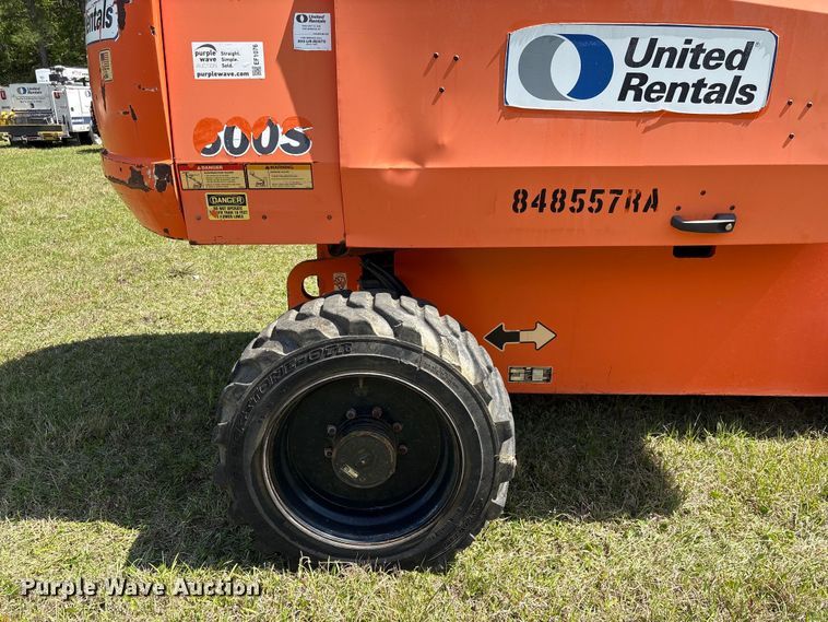 image for item EF1076 2011 JLG 600S boom lift