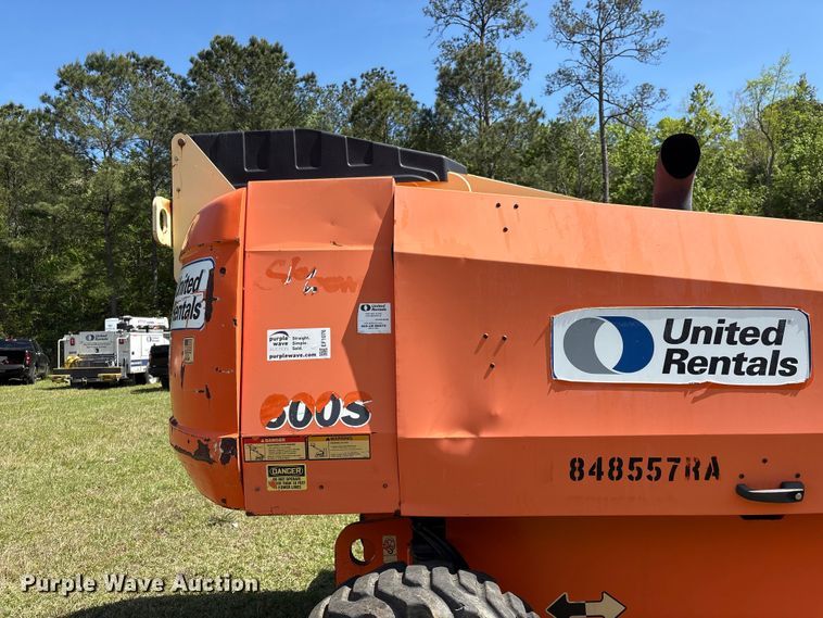 image for item EF1076 2011 JLG 600S boom lift