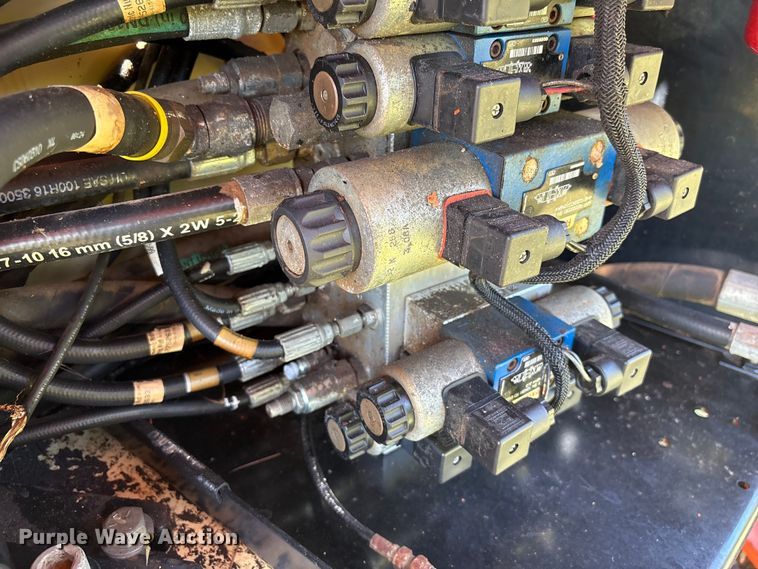 image for item EF1076 2011 JLG 600S boom lift