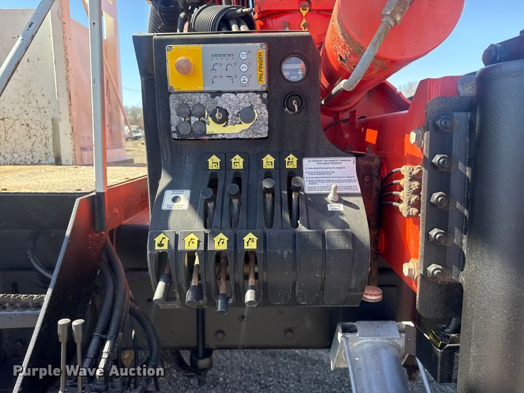 image for item EG2144 2010 International 7500 crane truck