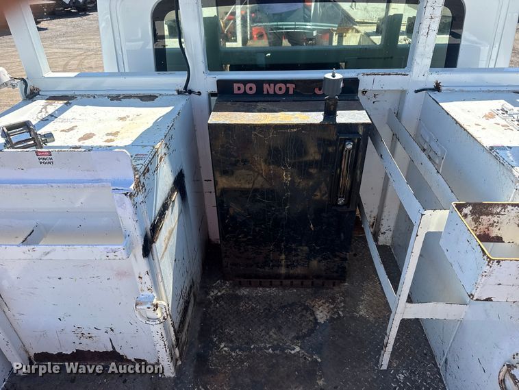 image for item EG2144 2010 International 7500 crane truck