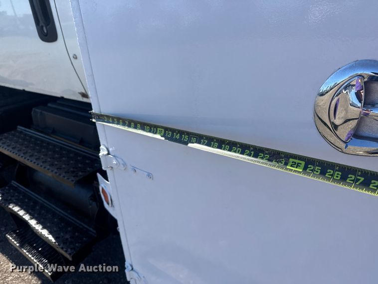 image for item EG2144 2010 International 7500 crane truck