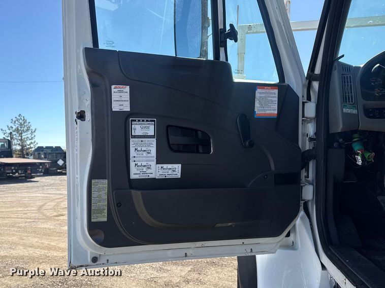 image for item EG2144 2010 International 7500 crane truck