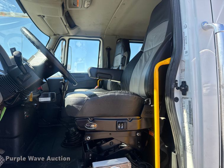 image for item EG2144 2010 International 7500 crane truck