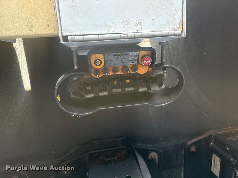 image for item EG2144 2010 International 7500 crane truck