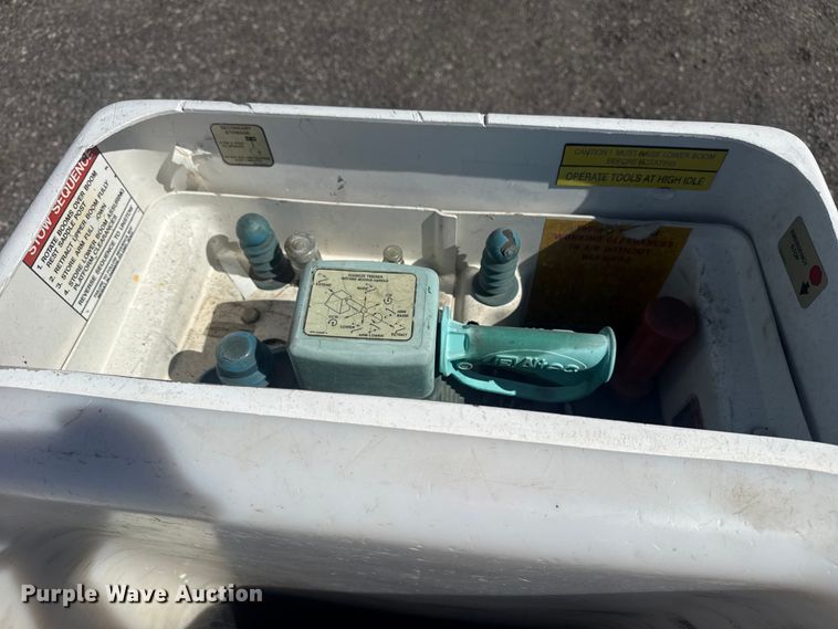 image for item EG8903 2008 Chevrolet C5500 bucket truck