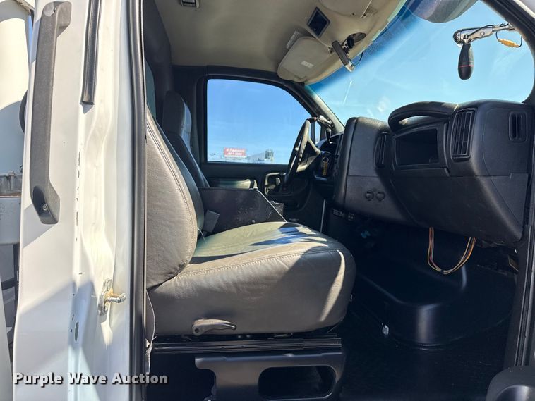 image for item EG8903 2008 Chevrolet C5500 bucket truck